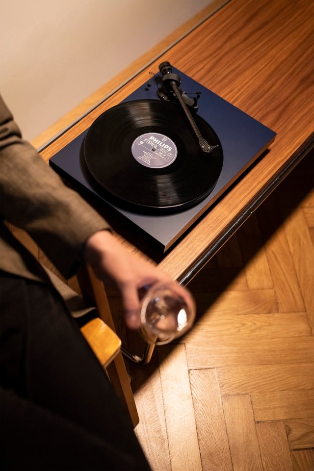 Pro-Ject: Debut Carbon EVO (2M Red) - Satin Black